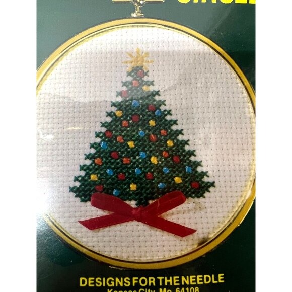 Counted Thread Cross Stitch Kit Christmas Tree Design 3.5" Round Frame Designs F - Picture 2 of 4